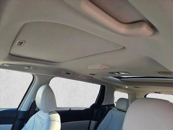 2025 Kia Carnival - Image 16 of 21