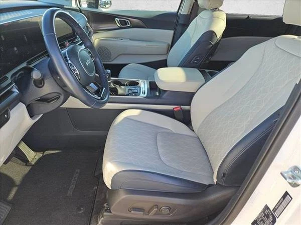 2025 Kia Carnival - Image 17 of 21