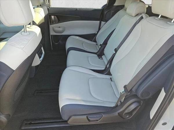 2025 Kia Carnival - Image 20 of 21