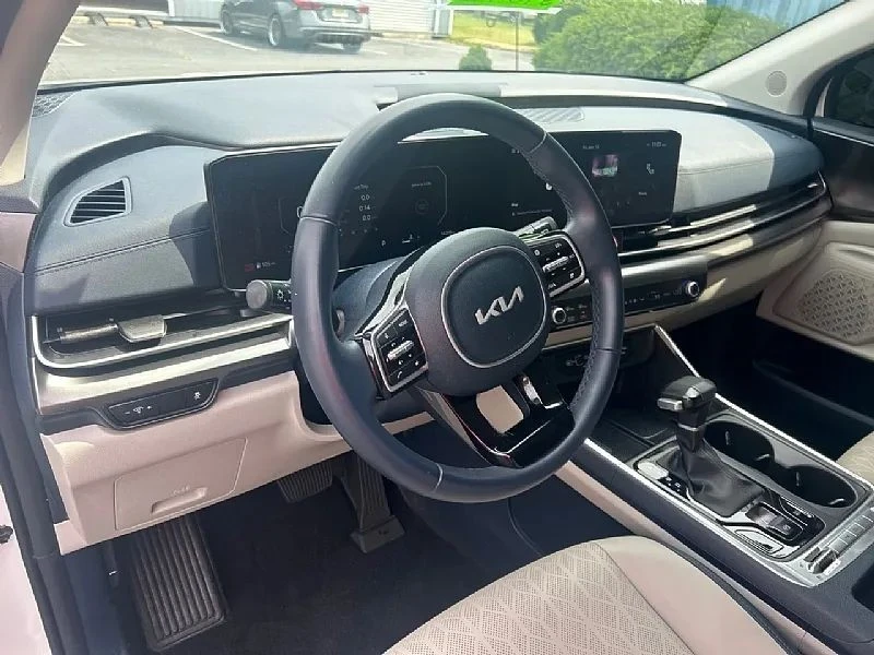 2025 Kia Carnival - Image 7 of 12