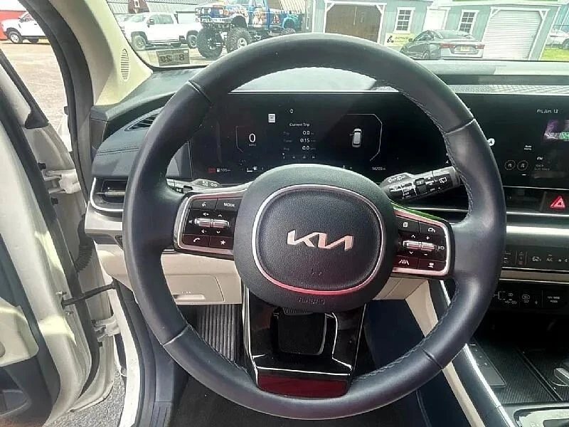 2025 Kia Carnival - Image 8 of 12