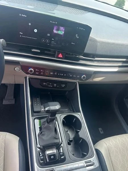 2025 Kia Carnival - Image 9 of 12
