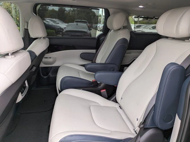 2025 Kia Carnival - Image 16 of 21