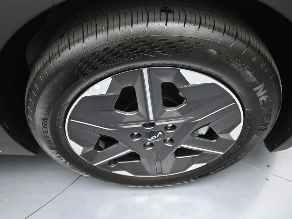 2025 Kia EV6 - Image 13 of 21