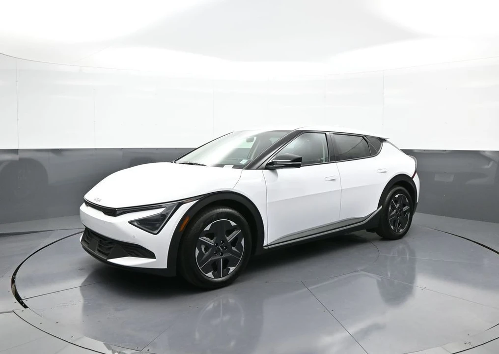 2025 Kia EV6 - Image 10 of 12