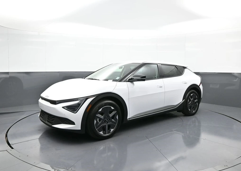 2025 Kia EV6 - Image 10 of 21
