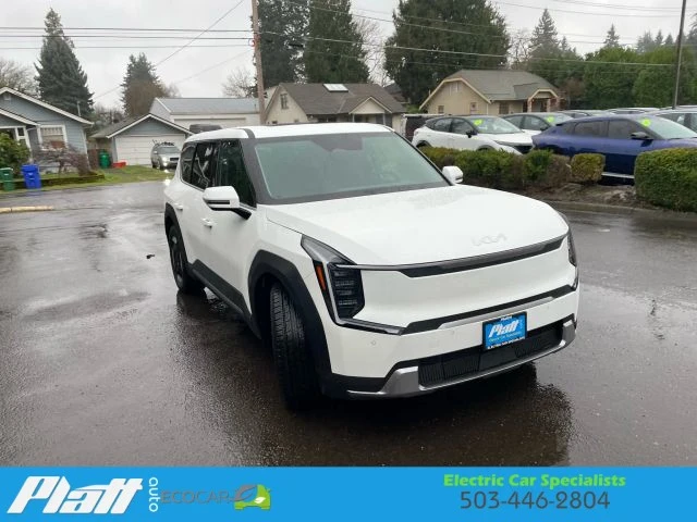 2025 Kia EV9 - Image 14 of 21