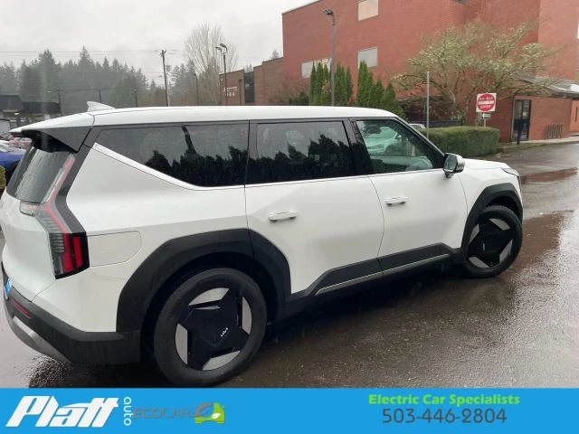 2025 Kia EV9 - Image 12 of 21