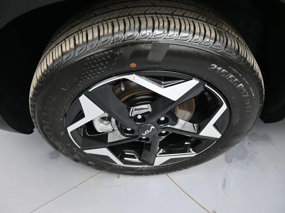 2025 Kia Seltos - Image 14 of 21