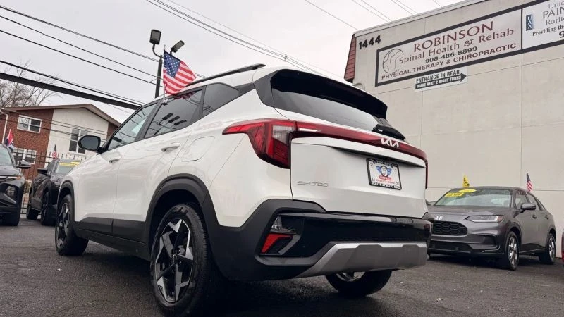 2025 Kia Seltos - Image 8 of 12