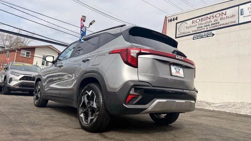 2025 Kia Seltos - Image 8 of 12