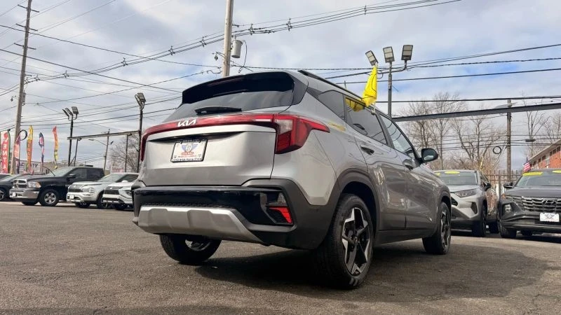 2025 Kia Seltos - Image 9 of 12