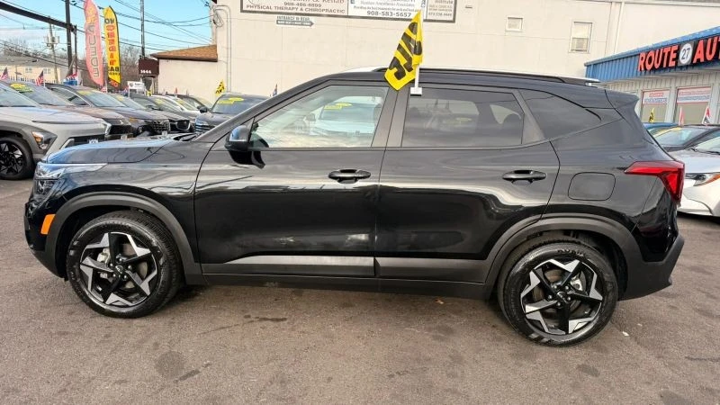 2025 Kia Seltos - Image 10 of 12