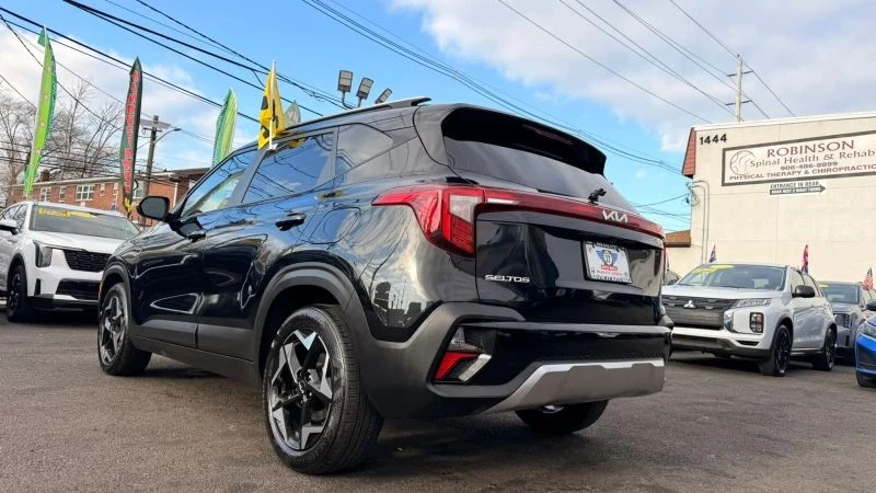 2025 Kia Seltos - Image 8 of 12