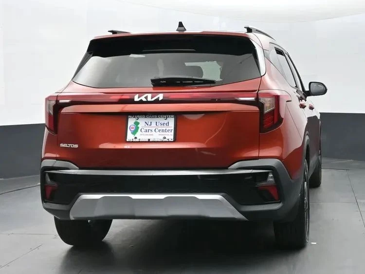 2025 Kia Seltos - Image 8 of 12