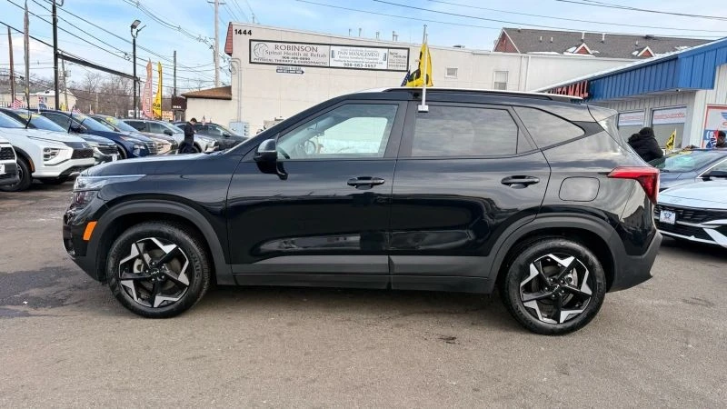 2025 Kia Seltos - Image 10 of 12
