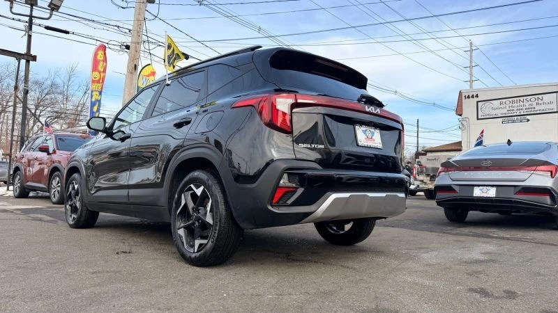 2025 Kia Seltos - Image 8 of 12