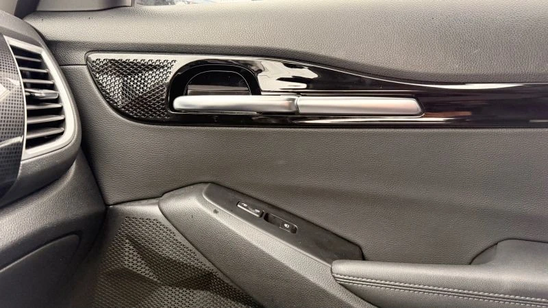 2025 Kia Seltos - Image 9 of 12