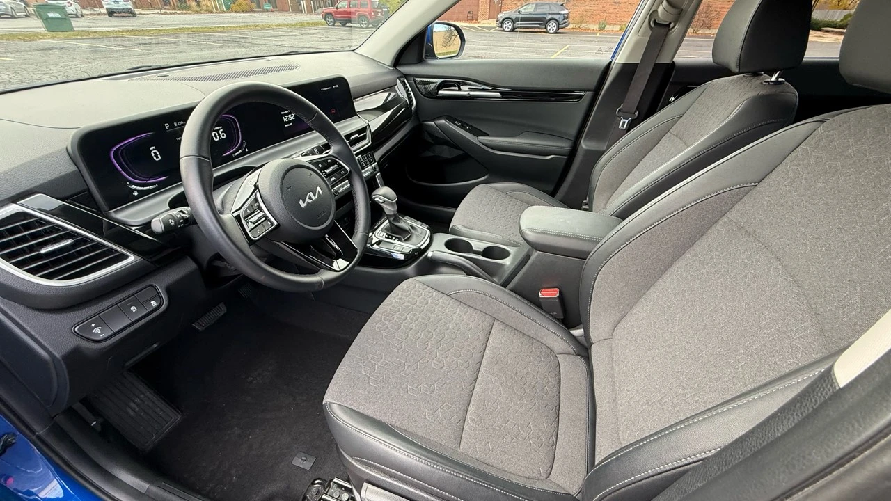 2025 Kia Seltos - Image 9 of 21