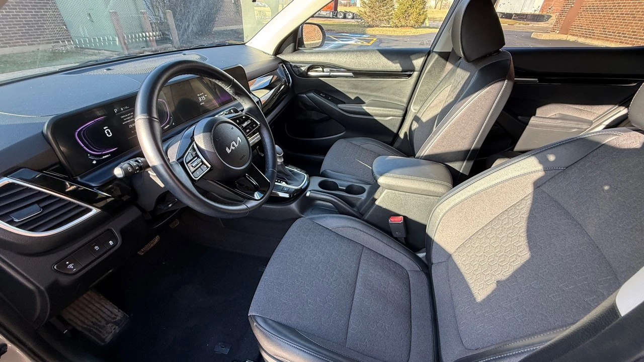 2025 Kia Seltos - Image 9 of 21