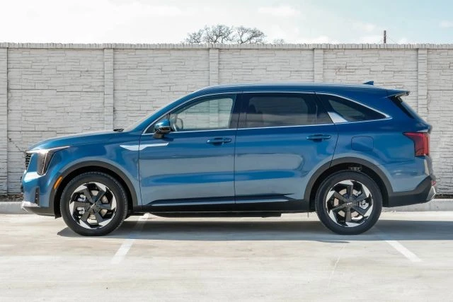 2025 Kia Sorento - Image 12 of 21