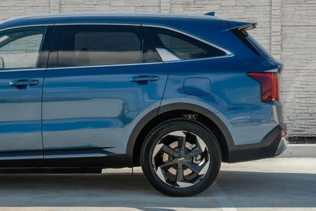 2025 Kia Sorento - Image 14 of 21