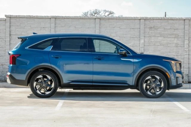 2025 Kia Sorento - Image 8 of 21