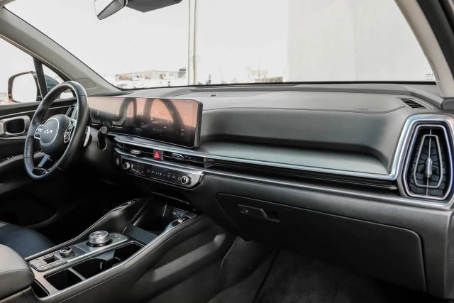 2025 Kia Sorento - Image 15 of 21