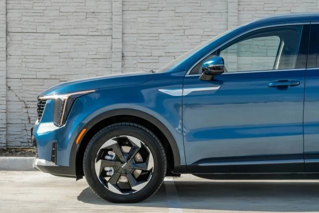2025 Kia Sorento - Image 13 of 21
