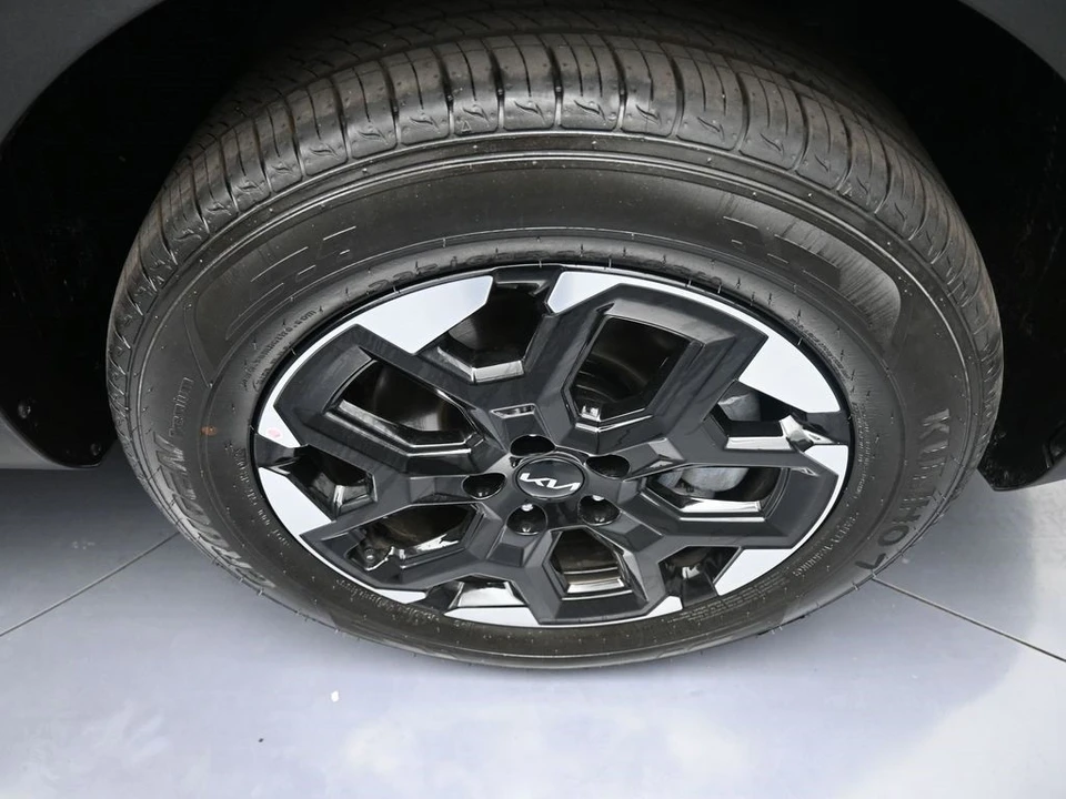 2025 Kia Sorento - Image 13 of 21