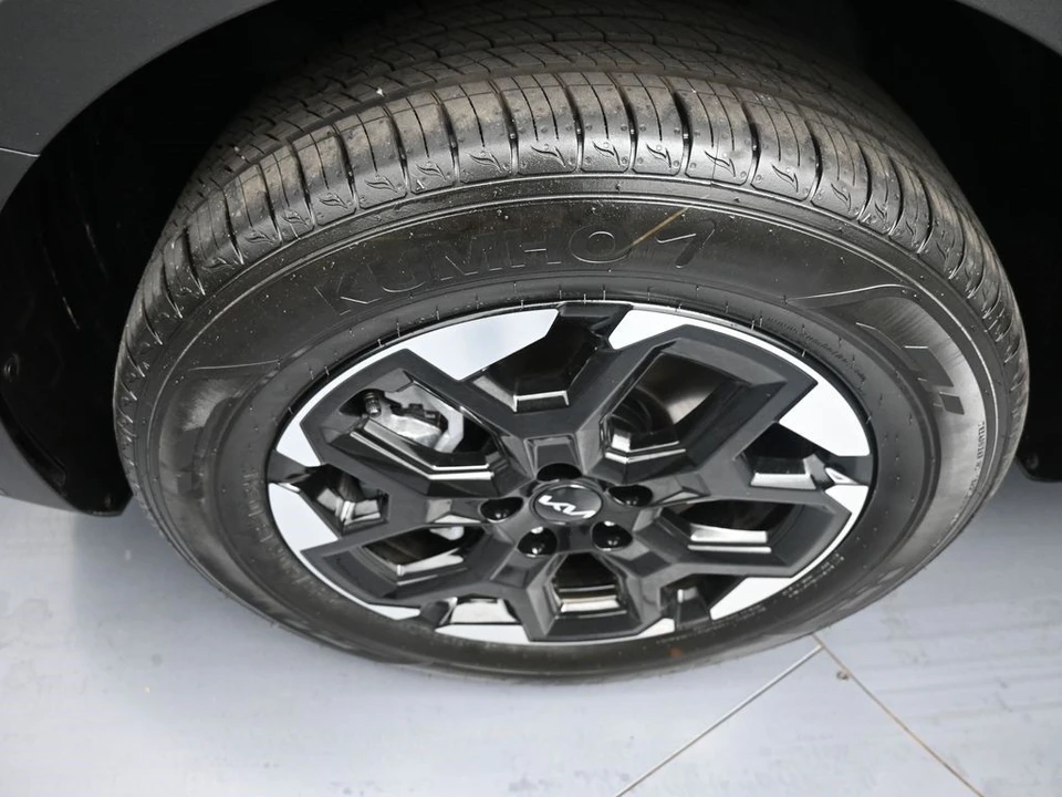 2025 Kia Sorento - Image 14 of 21