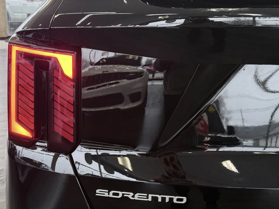 2025 Kia Sorento - Image 16 of 21