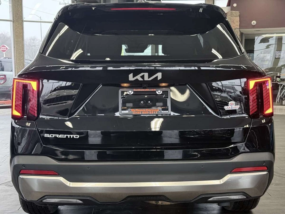 2025 Kia Sorento - Image 14 of 21