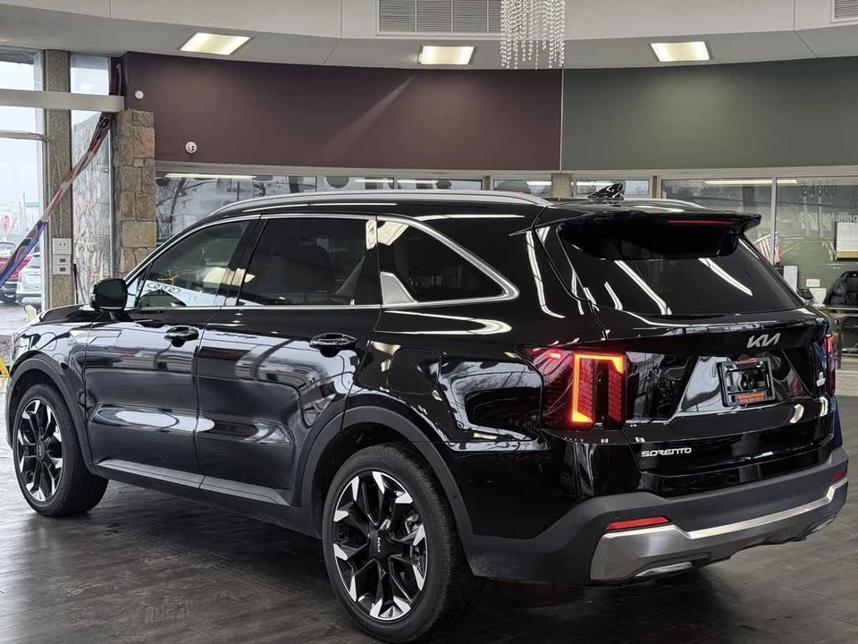 2025 Kia Sorento - Image 11 of 21