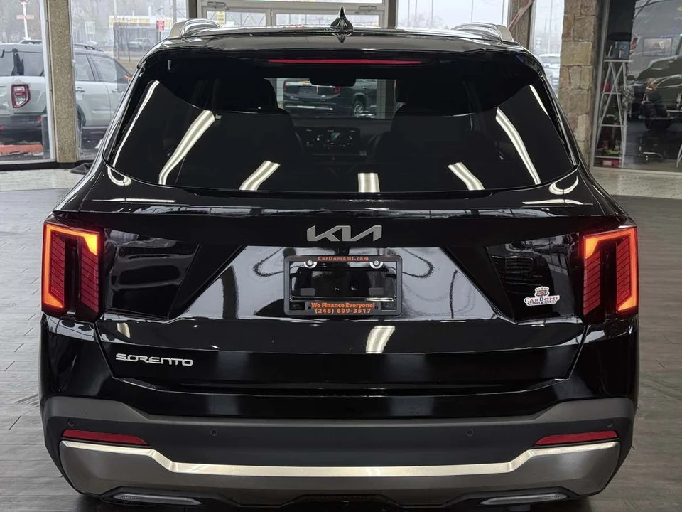 2025 Kia Sorento - Image 12 of 21