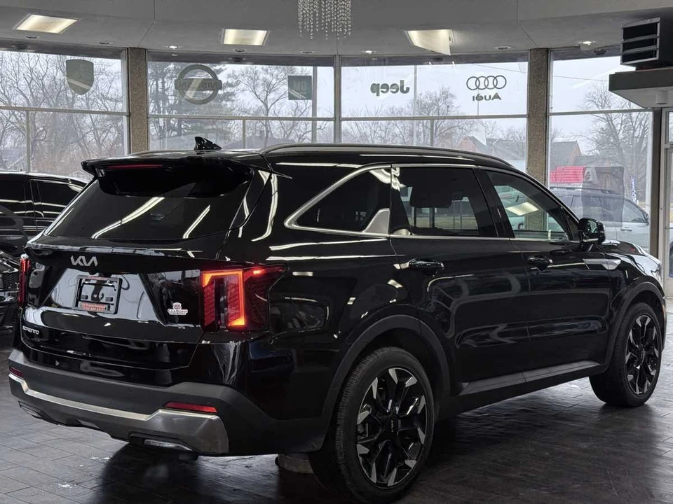 2025 Kia Sorento - Image 9 of 21