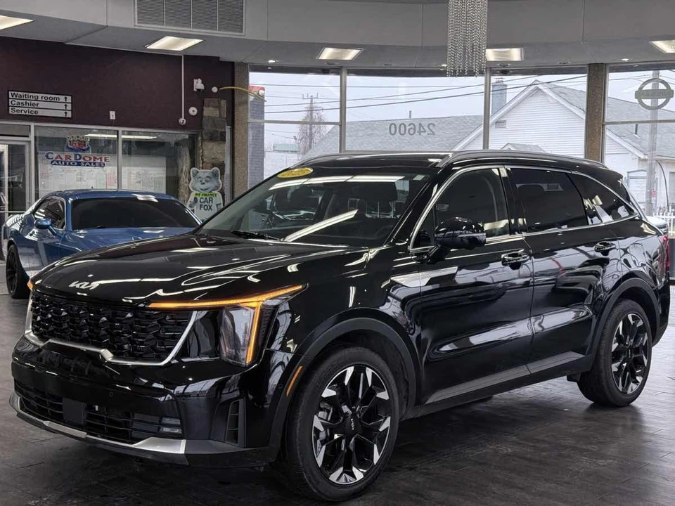 2025 Kia Sorento - Image 2 of 21
