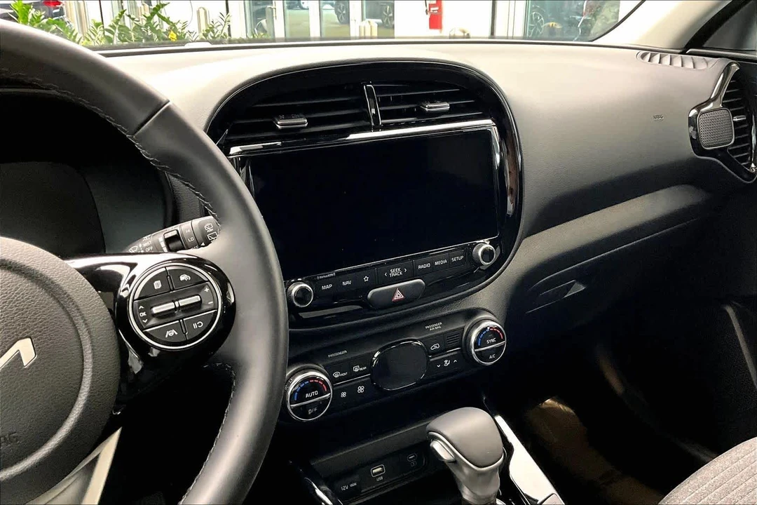 2025 Kia Soul - Image 7 of 12