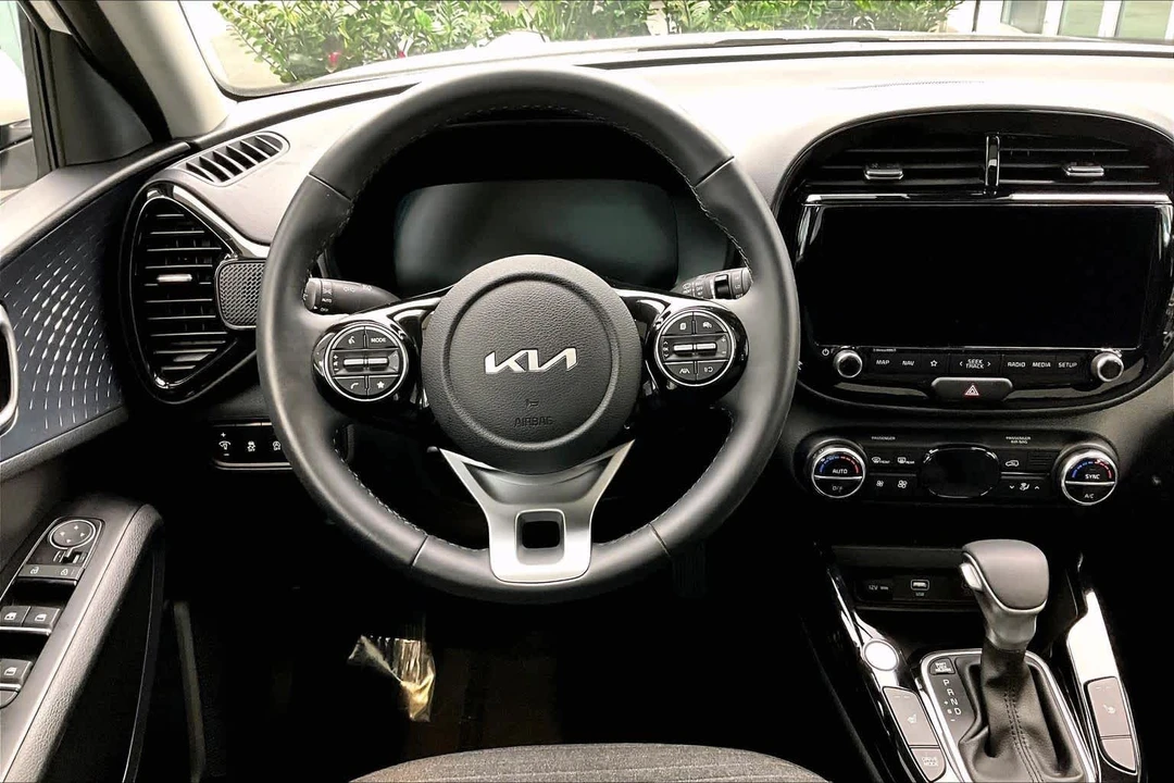 2025 Kia Soul - Image 6 of 12