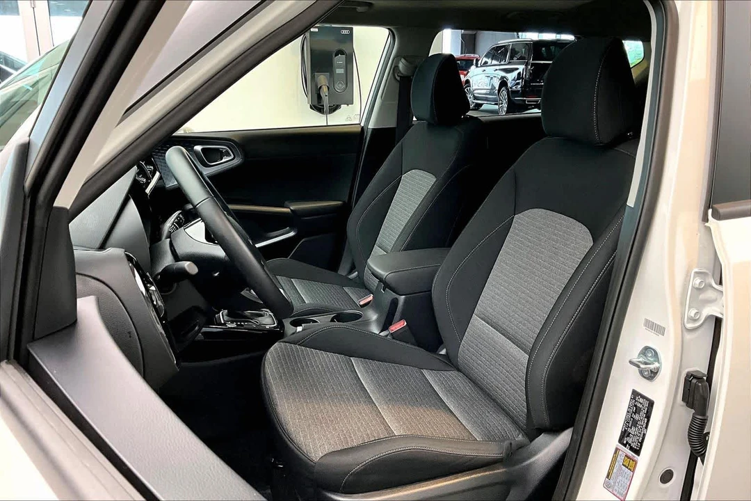 2025 Kia Soul - Image 8 of 12