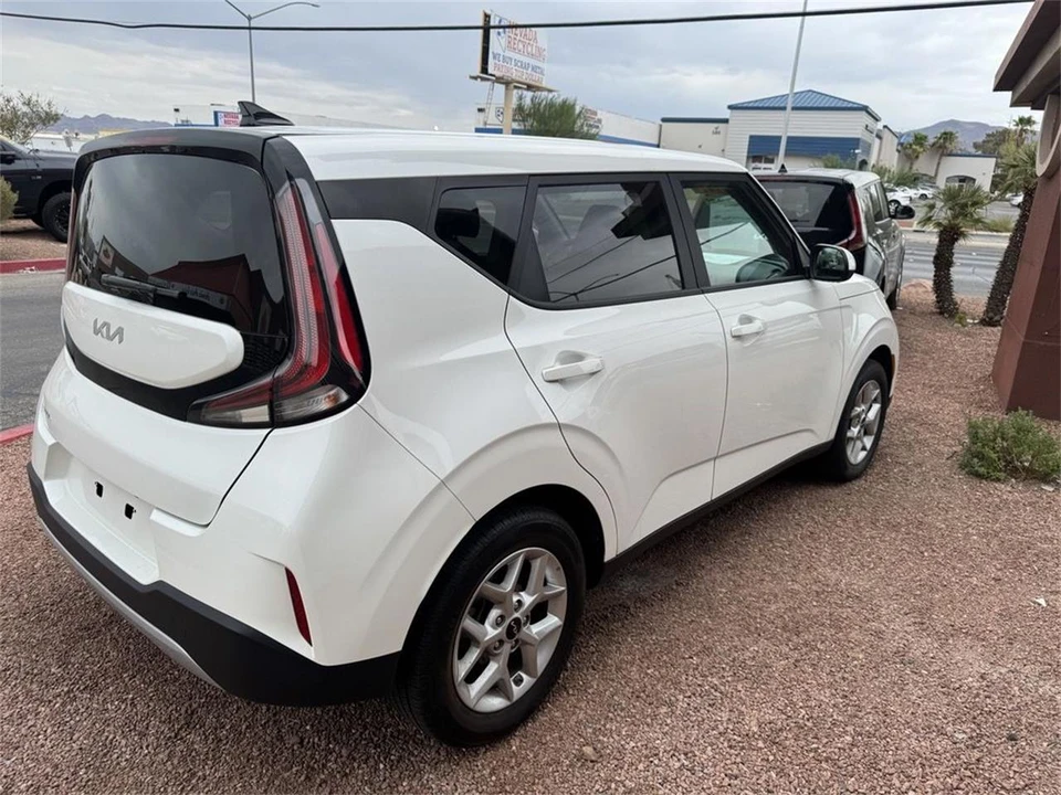 2025 Kia Soul - Image 4 of 16