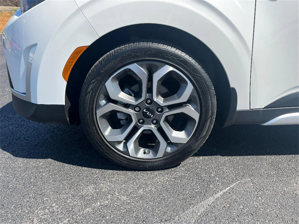 2025 Kia Soul - Image 9 of 31