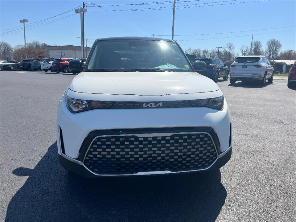 2025 Kia Soul - Image 2 of 31