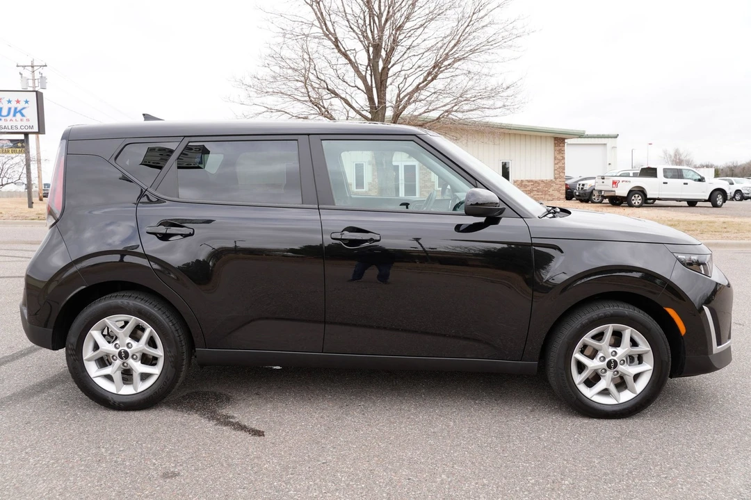 2025 Kia Soul - Image 2 of 21