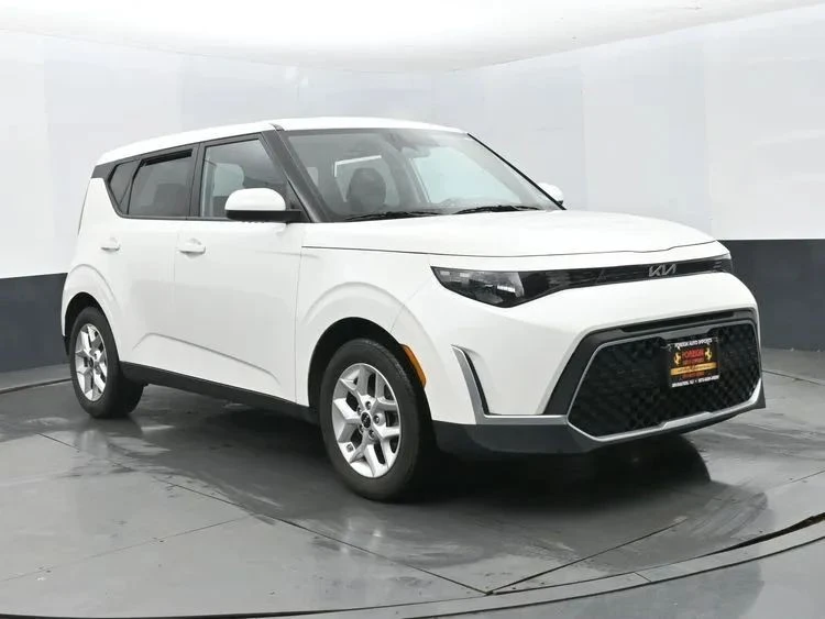 2025 Kia Soul - Image 2 of 12