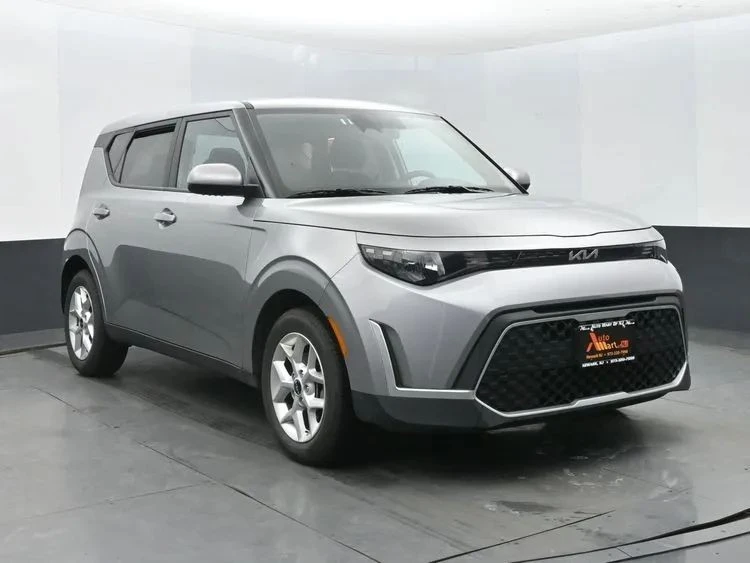 2025 Kia Soul - Image 2 of 12
