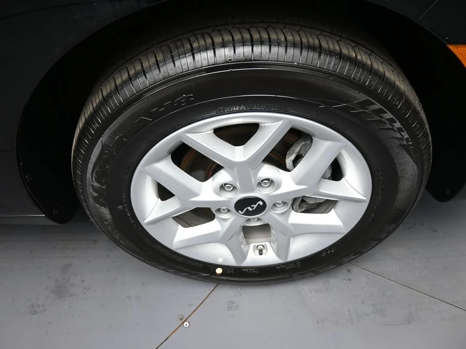 2025 Kia Soul - Image 13 of 21