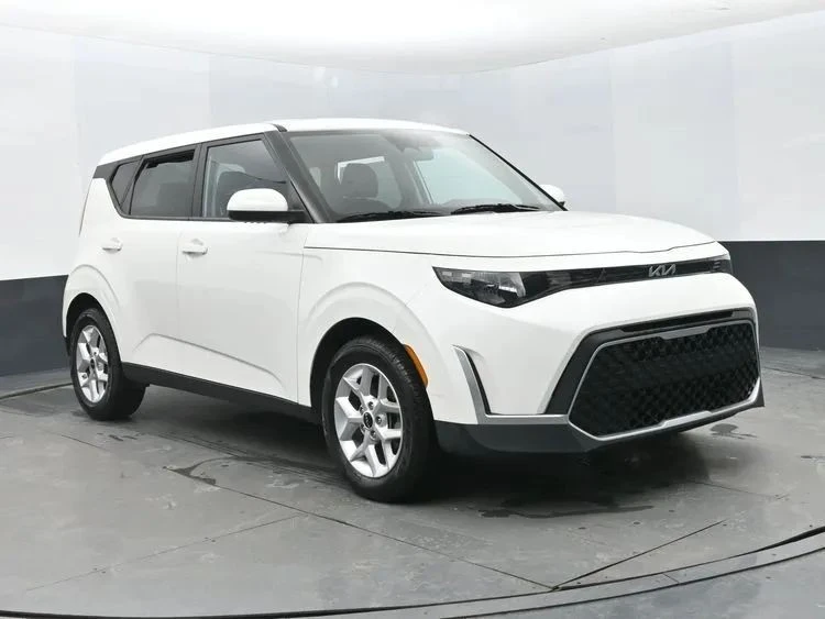 2025 Kia Soul - Image 2 of 12
