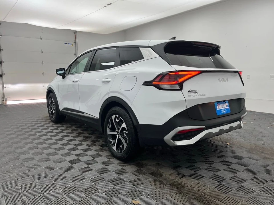 2025 Kia Sportage - Image 10 of 12