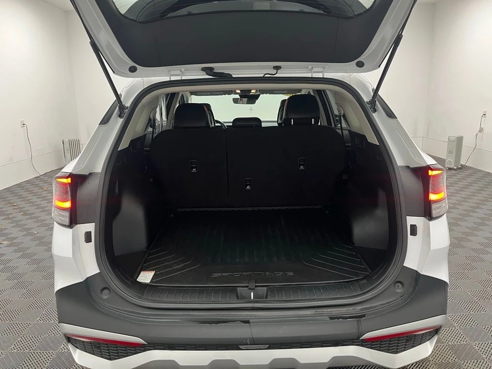 2025 Kia Sportage - Image 9 of 12